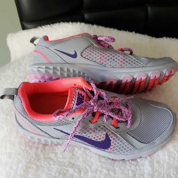 nike women's lightweight sneakers